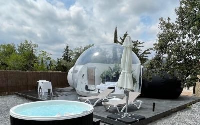 Escapada romántica en invierno: alojarse en un hotel burbuja